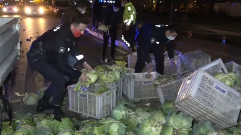 Alkollü sürücünün sebep olduğu kazada yol lahana tarlasına döndü
