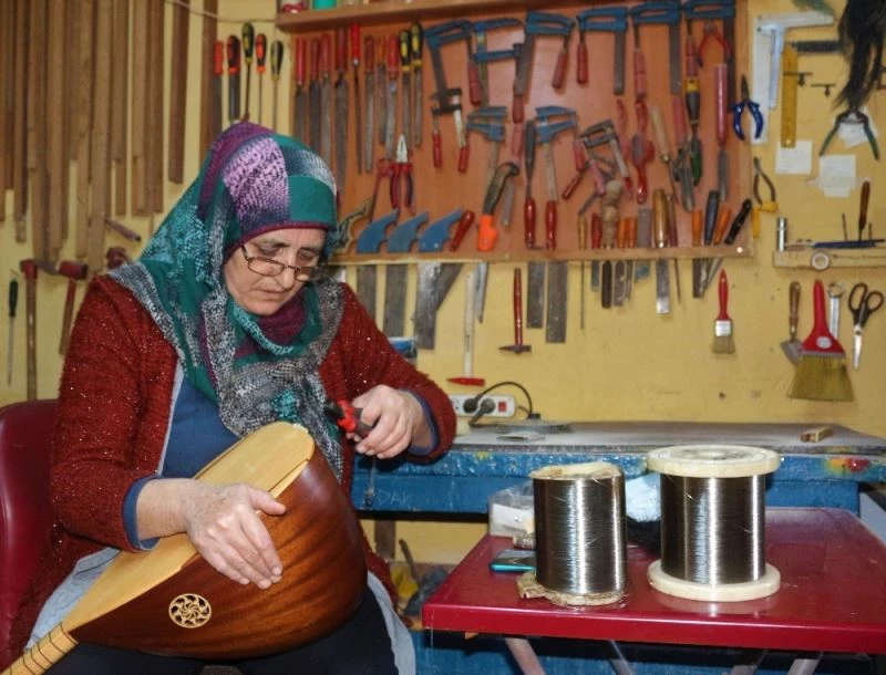29 yıl önce eşinden öğrendiği sazın ustası oldu
