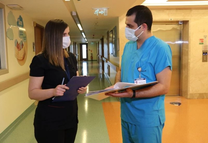 Sağlık çalışanı çift 14 Şubat’ta görevlerini aşkla sürdürüyor
