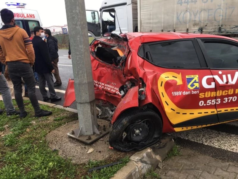 Tır sürücü adayının kullandığı araca çarptı: 4 yaralı
