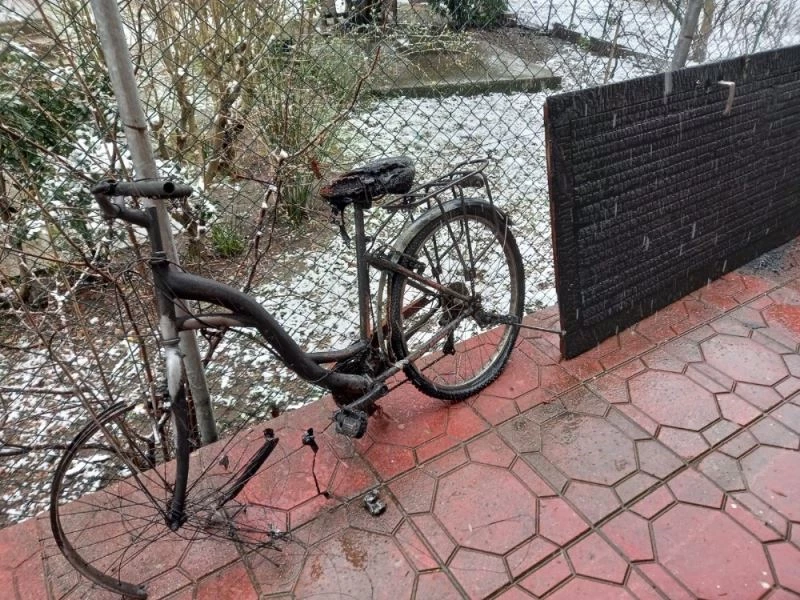 Şarjdaki akülü araç evi küle çeviriyordu
