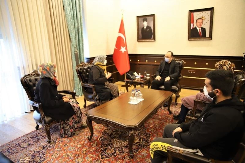 Cumhurbaşkanından talepte bulunan kadınları, vali misafir etti
