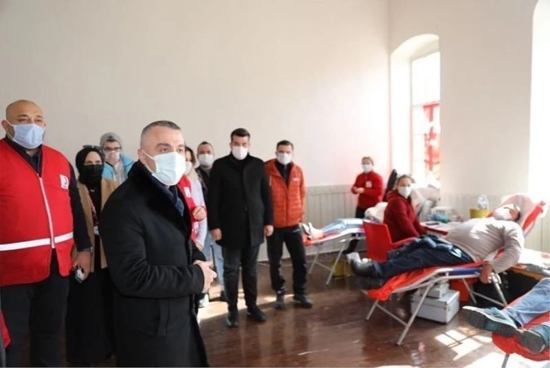 Vefa gönüllülerinden Kızılay’a destek
