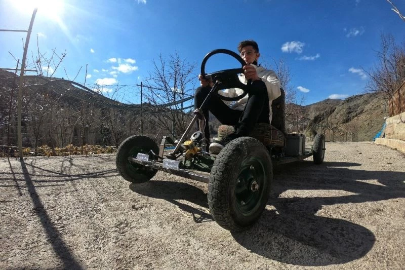 Cep telefonlarını satıp kendilerine araba yaptılar
