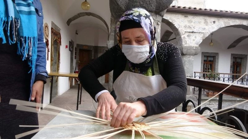 Gözleri görmüyor ama görenlerden çok daha başarılı sepet örüyorlar
