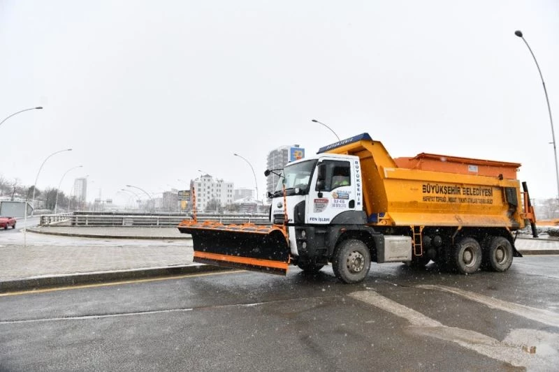 Başkent’te kar teyakkuzu: Ekipler 7/24 sahada, çalışmalar canlı yayında
