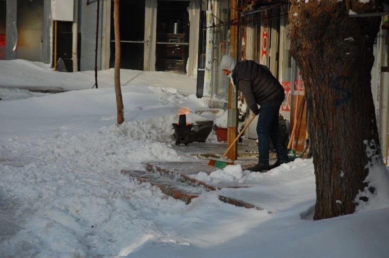 Esnaf küreği eline aldı, karla mücadele etti
