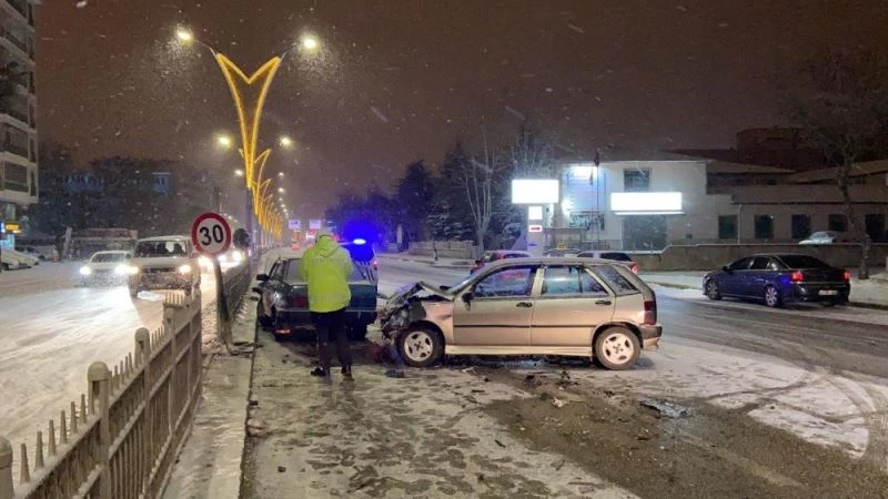 Buz pistine dönen yollarda çok sayıda araç bir birine girdi
