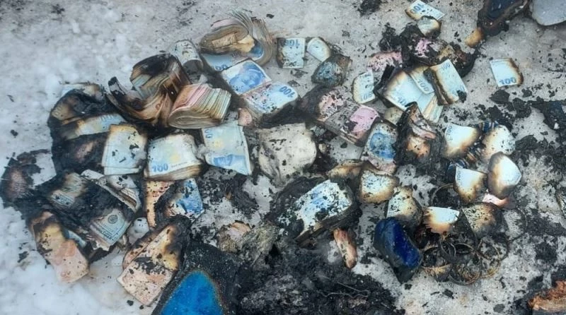 Yanan prefabrikten yanmış tomar tomar para ve altın çıkardılar
