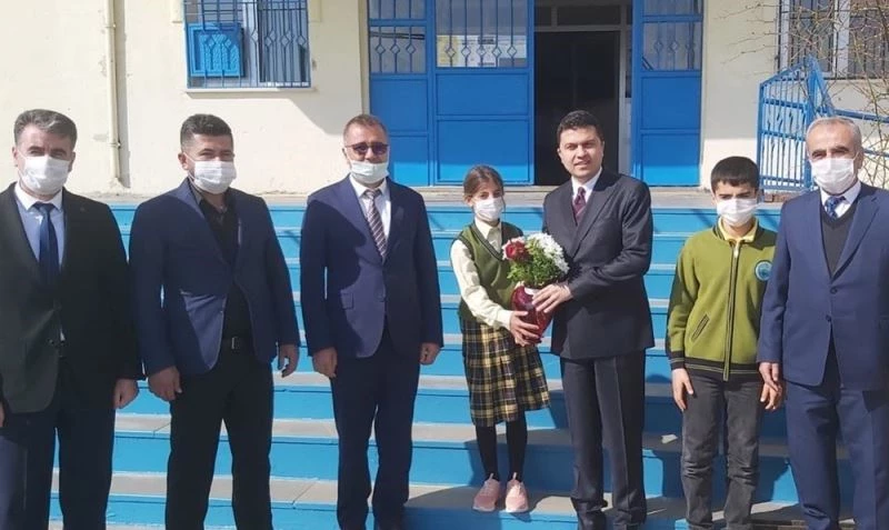 Silvan Kaymakamı Öztürk kırsal bölgelerdeki okulları gezdi
