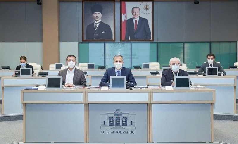 Vali Yerlikaya yerel yönetimler toplantısından kareleri sosyal medyada paylaştı
