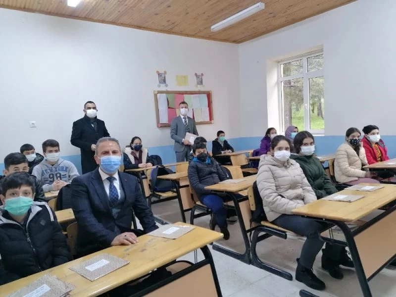 Eğirdir’de öğrencilere ‘Yorum Defteri’ dağıtıldı
