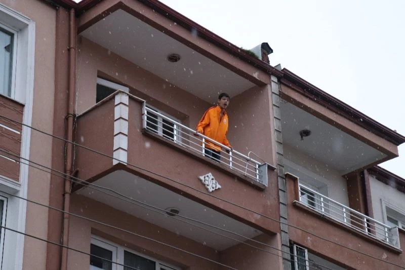 Cinayet Büro Amiri ölümün kıyısındaki genci kurtardı
