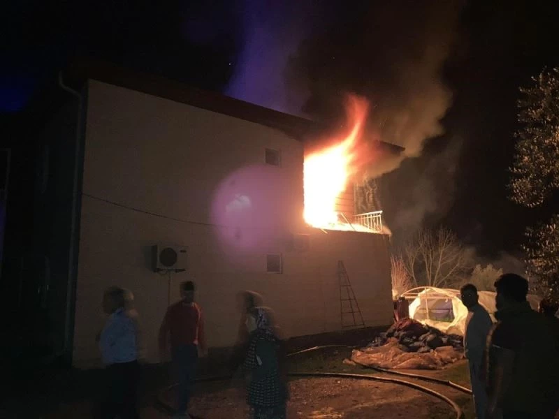 Kalorifer kazanından çıkan yangın evi kullanılamaz hale getirdi
