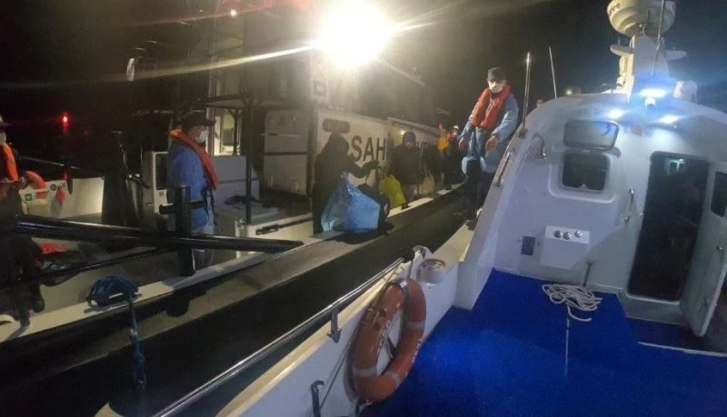 İzmir açıklarında botla sürüklenen 41 göçmen kurtarıldı
