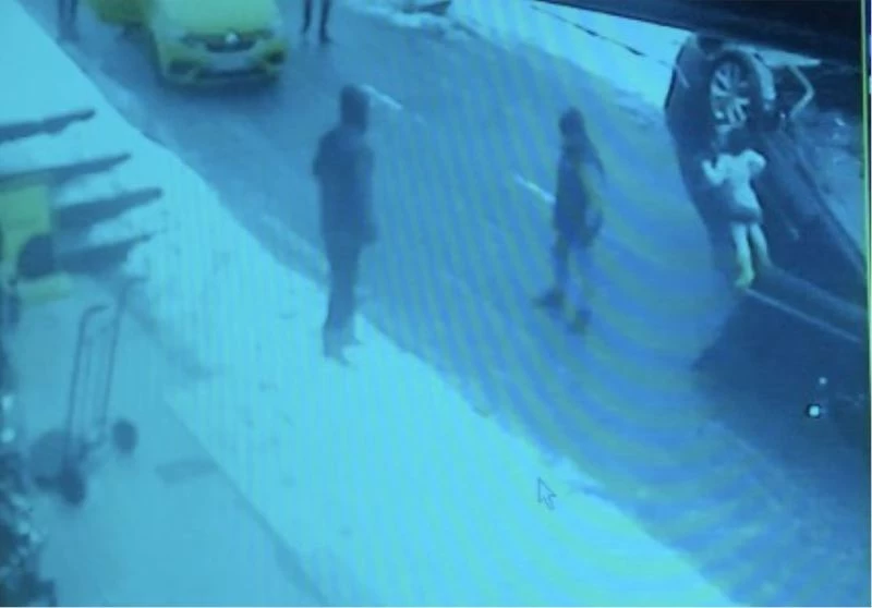 Sarıyer’de çocuklu ailenin dehşeti yaşadığı kaza kamerada

