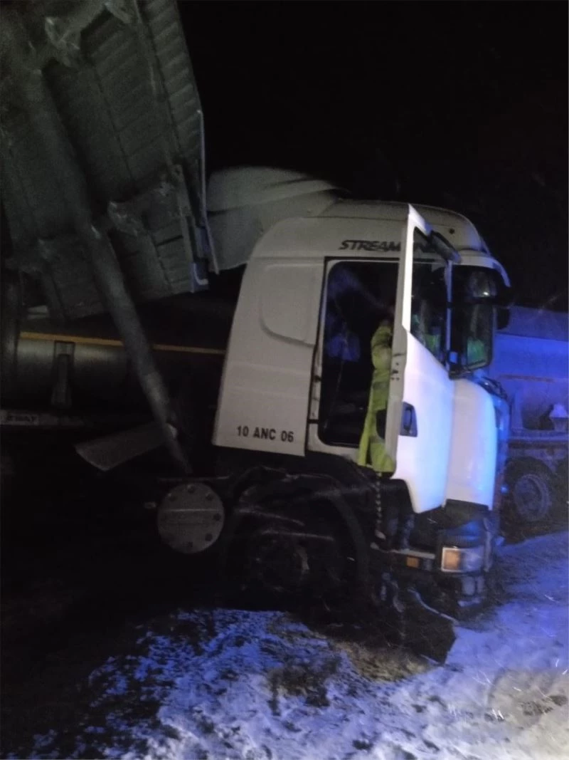 Kardan kayan tır makaslama yaptı: 1 yaralı
