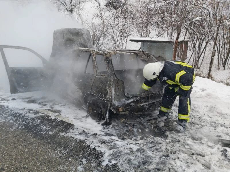 Motor kısmından alev alan otomobil küle döndü
