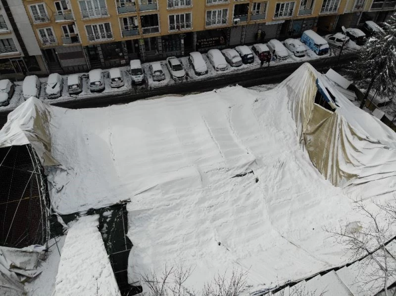 Eyüpsultan’da spor salonunun çöken çatısı drone ile görüntülendi
