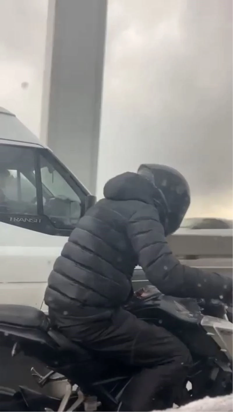Rüzgarda zorlanan motosiklet sürücüsünü aralarına aldılar
