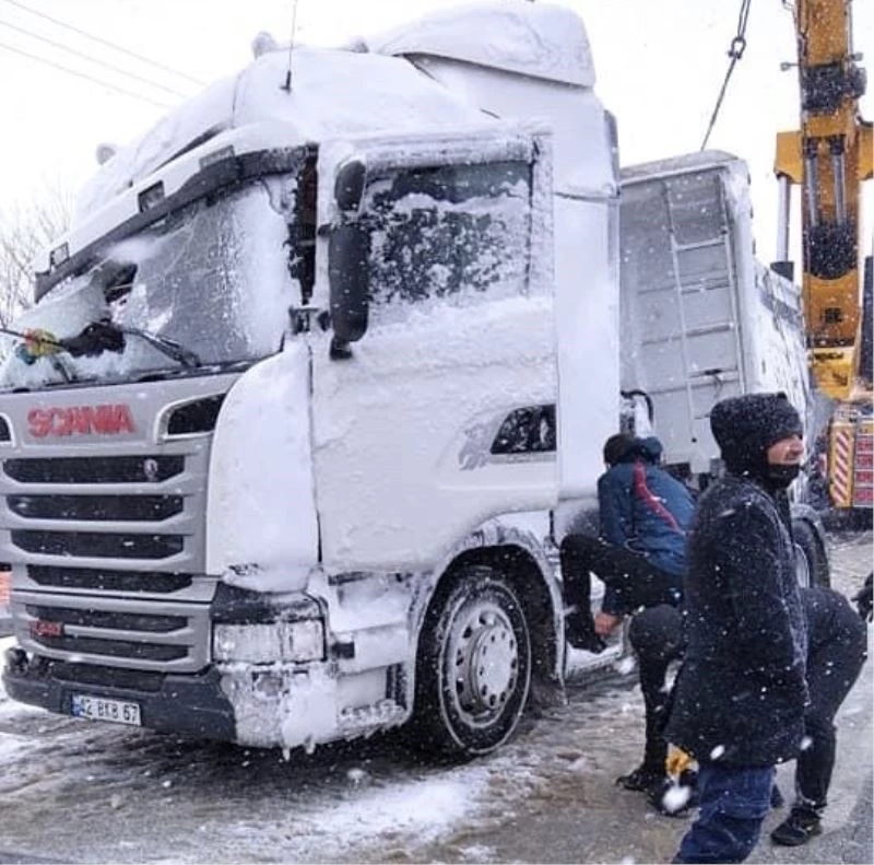 Devrilen tır ve maddi hasarlı kazalar ulaşımda aksamaya neden oldu
