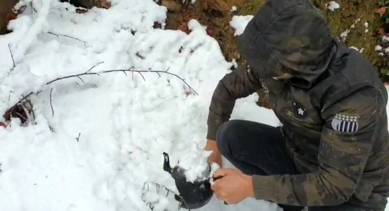 Kar suyundan çay yaptı, buz gibi suya girdi
