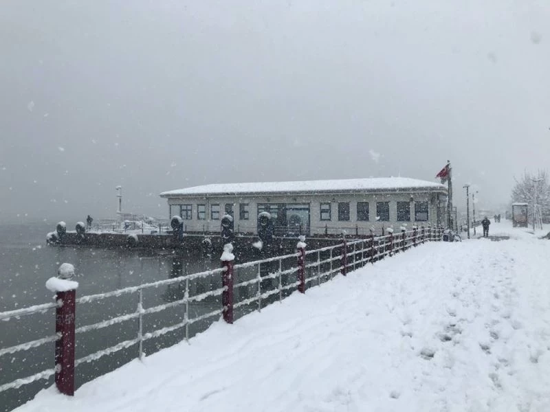 Yoğun kar yağışı deniz ulaşımını durdurdu
