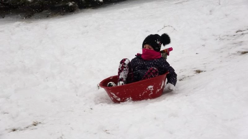 Leğenli, naylonlu kar eğlencesi
