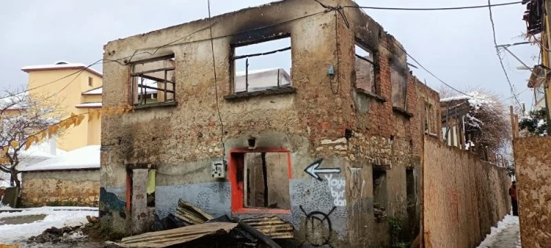 Elektrikli sobadan çıkan yangında piknik tüpleri patladı, ev küle döndü
