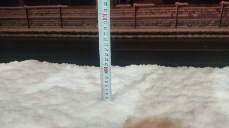 Kar kalınlığının 12 santimetre’yi geçtiği Gölcük’te D-130 karayolu ulaşıma kapandı
