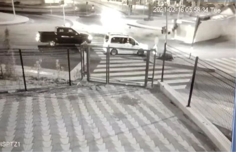 Diyarbakır’da tırın devrilme ani güvenlik kameralarına yansıdı
