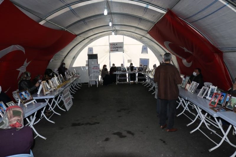 HDP önündeki aileler, PKK’nın hain saldırısına rağmen evlat nöbetini kararlılıkla sürdürüyor
