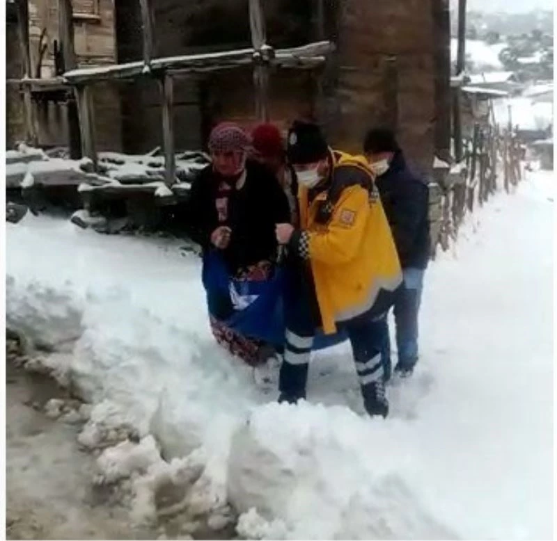 Felç geçiren hastayı iş makinesiyle yolu açarak hastaneye yetiştirdiler
