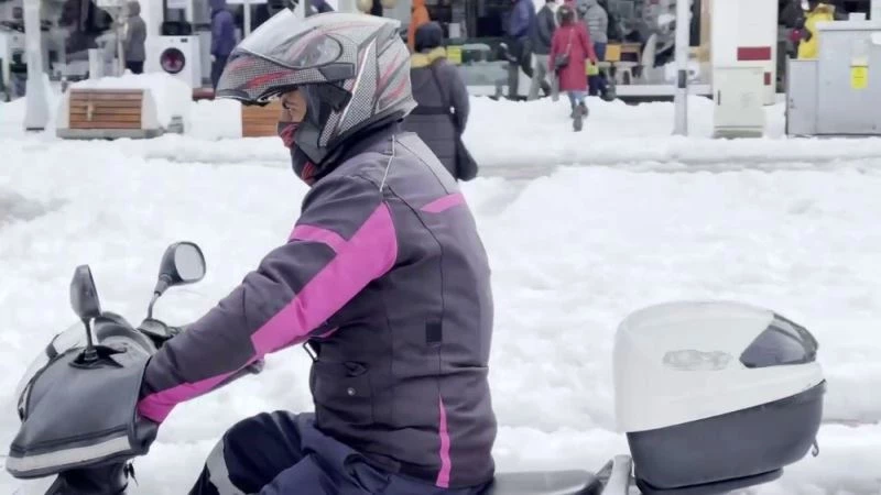 Paket servis kuryeleri karlı yollarda zor anlar yaşıyor
