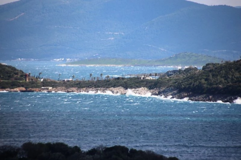Bodrum’daki fırtına balıkçı teknelerini batırdı, dalgaların boyu 2 metreyi aştı
