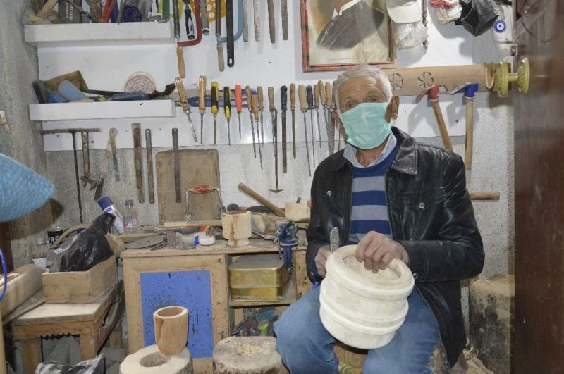 Kibyra’nın tarihi dönemini ahşaptan yaptığı eserlere yansıtıyor
