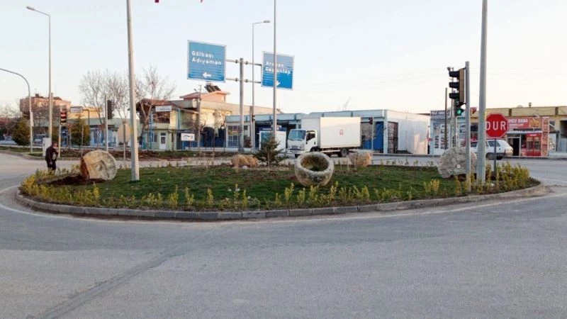 Besni Belediyesi refüj çalışmalarına devam ediyor
