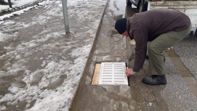 Çalınan mazgalların yerine yenisi monte edildi
