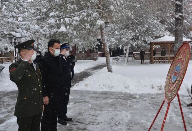 Tercan’ın düşman işgalinden kurtuluşunun 103’ncü yıl dönümünü münasebetiyle Atatürk anıtına çelenk sunuldu
