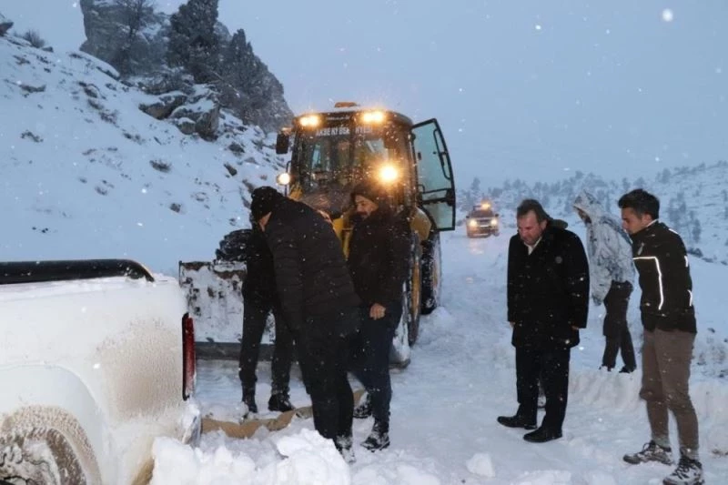 Hayvanları beslemek için gittikleri Giden Gelmez Dağları’nda mahsur kaldılar
