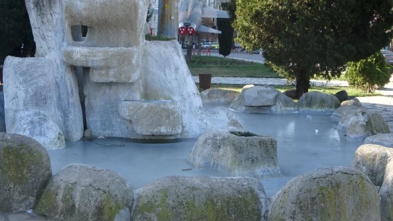 Kırklareli’nde süs havuzları dondu
