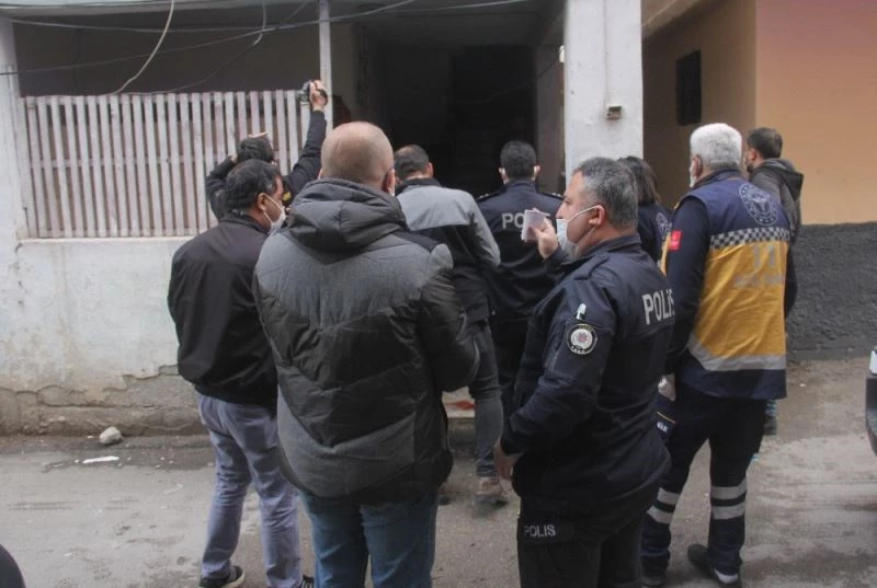 Evini bastıkları genci darp edip silahla öldürdüler
