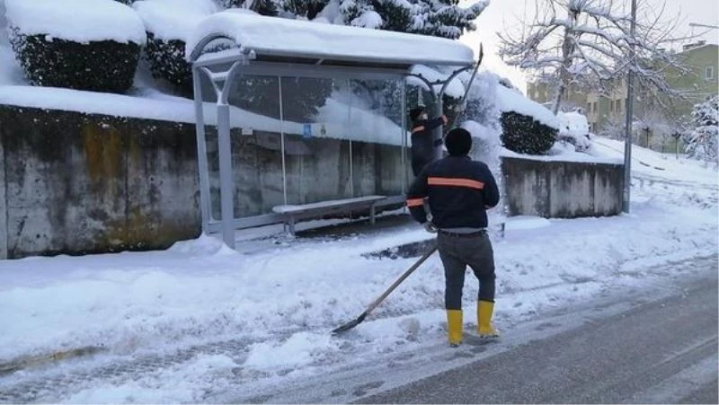 Düzce Belediyesi sabahın ilk ışıkları ile karla mücadeleye başladı.
