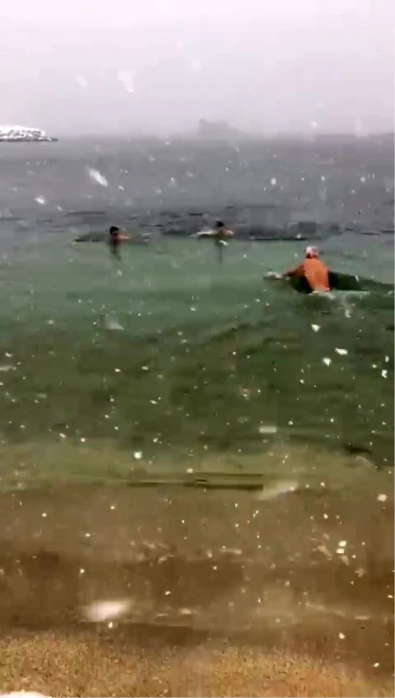 Yeşilköy plajında lapa lapa yağan karın altında denize girdiler
