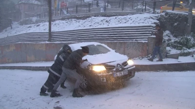 Kağıthane’de yoğun kar yağışı nedeniyle araçlar ilerlemekte güçlük çekti
