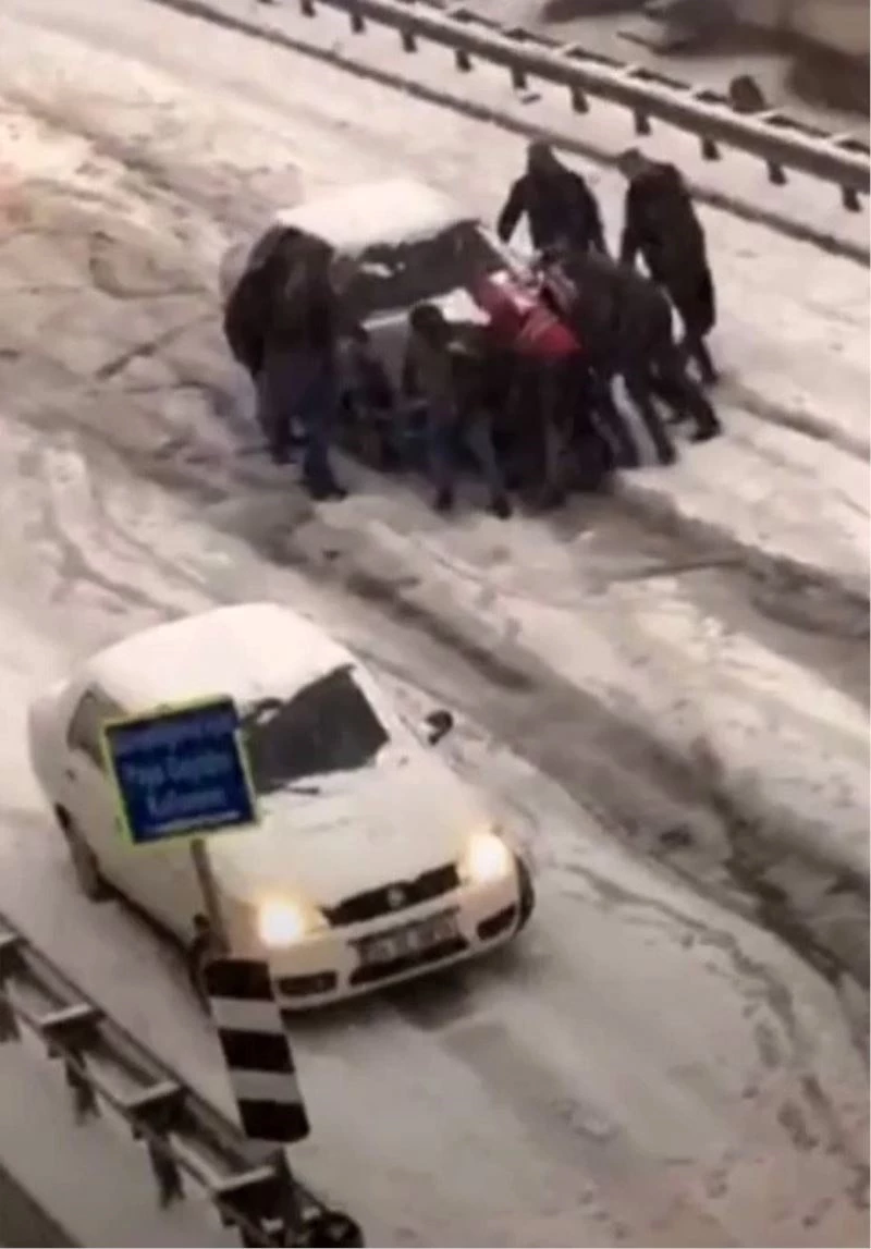 Esenyurt’ta mahalleli yokuş aşağı kayan aracı durdurmak için seferber oldu
