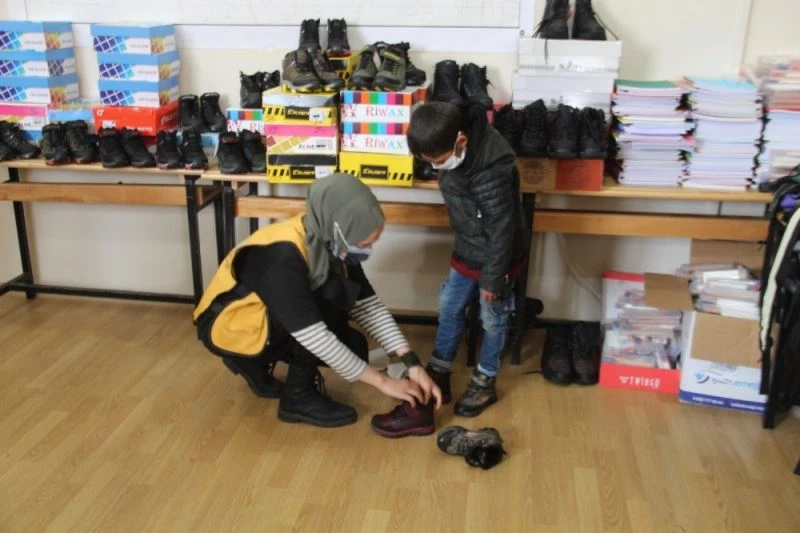 Şemdinli’deki çocukların yüzleri ‘Kardeşliğe Bir El Uzat’ projesiyle güldü
