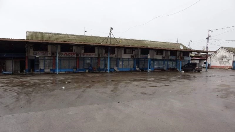 Hamsi ve kıyı balıkçılarının getirdiği balık olmayınca Trabzon Toptancı Balık Hali ve tezgahlar boş kaldı
