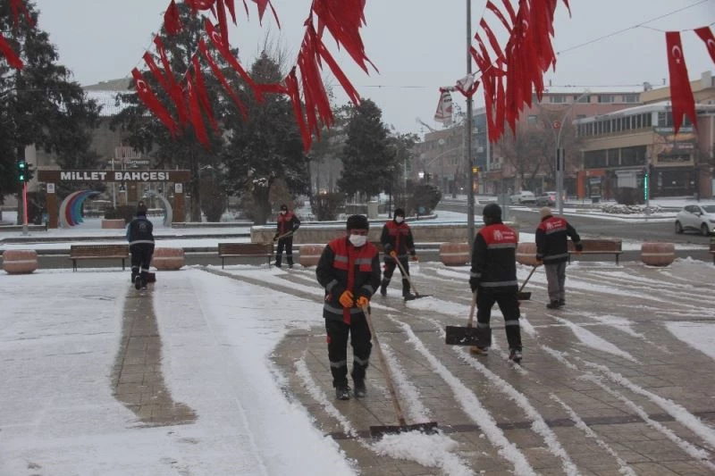 Erzincan’da kar ve tipi etkili oluyor, 359 köy yolu ulaşıma kapandı

