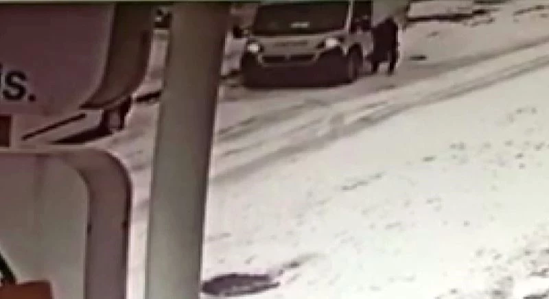 (Özel) Esenyurt’ta kaygan zeminde faciadan dönüldü
